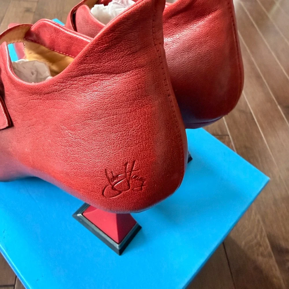NWT John Fluevog Fantine  Pointed Mary Jane Heels with Decorative Skull Buckle - Picture 3 of 10